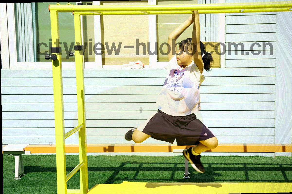 中场区域广角俯拍，球员仅以剪影呈现，传球线路以细线勾勒