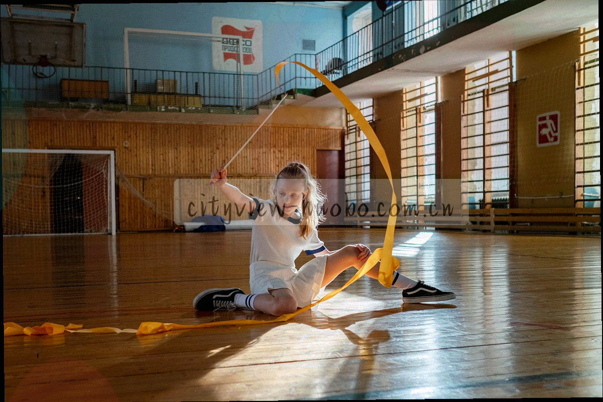 深色屏幕上并列显示两块数据视图，一暖一冷，界面元素呈规则网格